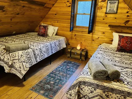 Mountain Log Cabin on Dale Hollow Lake/ Obey River