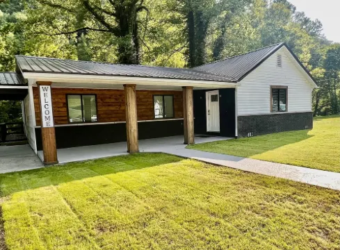 Creek View Retreat 3 Bedroom- 2 Full Bathroom.  Cozy home