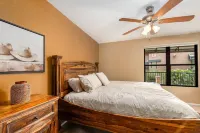 Ventana Canyon 2 bd, 2 ba casita sleeps six. Catalina Mountain view from patio.