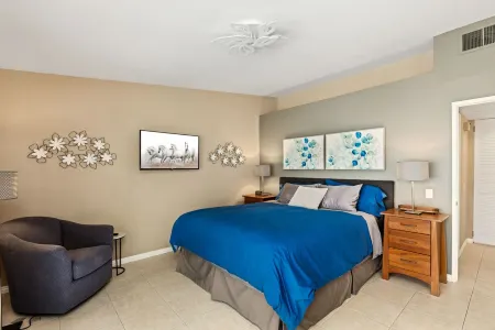 Sunny! Palm Springs Private Villa. 7 Night Minimum. Pool, Hot Tub, Pets Welcome. Отели рядом с достопримечательностью «Palm Springs Convention Center»