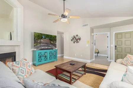 Cute house, big private shaded yard, cul-de-sac, close to ALL entertainment! Отели рядом с достопримечательностью «The Legend at Arrowhead»