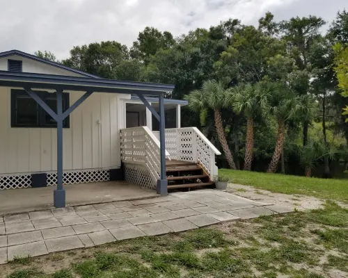 Charming Waterfront Cottage Hotels in DeSoto County