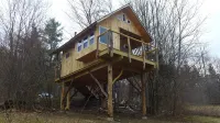 Cozy warm treehouse with Amazing views!  Winter Paradise! Hike from cabin Hotels in Duxbury