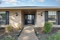 Charming 3BR home with Pool, Hot Tub and King Bed in Allen