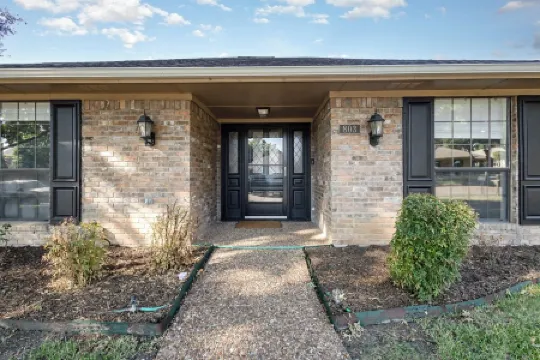 Charming 3BR home with Pool, Hot Tub and King Bed in Allen