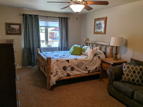 Peaceful, 3bed/3ba Townhome - Private Hot Tub! National Forest access.