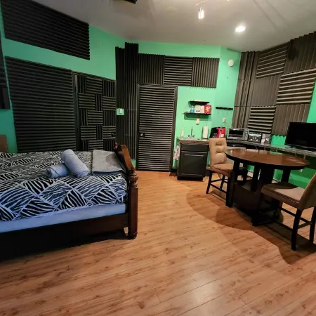 Quiet, private, 1 bedroom, studio in great part of town. Old recording studio!