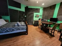 Quiet, private, 1 bedroom, studio in great part of town. Old recording studio! Hotels in 