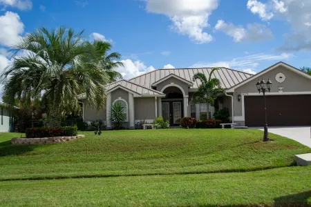 10 miles to Jensen, Hutchinson, and Stuart beaches-  Amazing 3/2 w  private pool Отели рядом с достопримечательностью «Порт-Сент-Люси Ботаникал Гарденс»