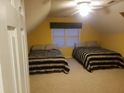 Mini Mansion 4,100 sf NCSU/Downtown, 6br, 10 beds Institute for Advanced Analytics附近的飯店