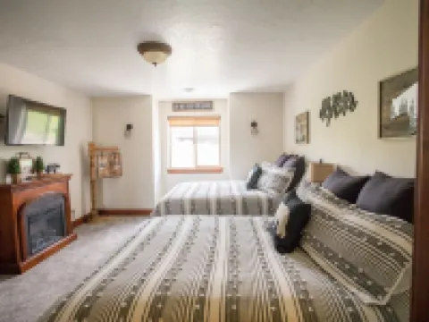 Newly Renovated Spacious Home, Hot Tub. Big Yard. Great Off-Season Pricing! Hotels in Rich County