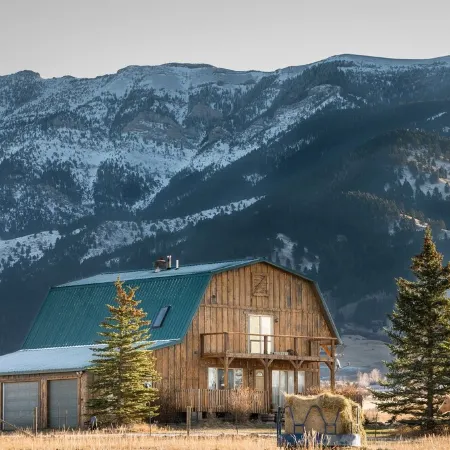 Cozy Cabin, Exceptional Mountain View, Porch, Fireplace, Wildlife, 4 mi to town.