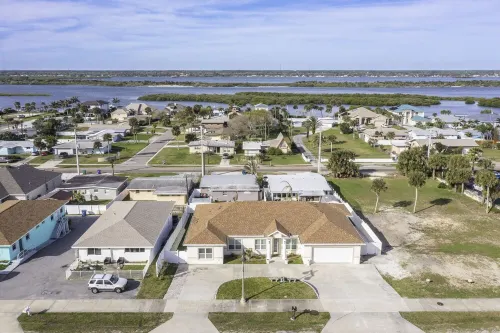 Luxury 5 Bed, 3 ba, Separate in-Law Suite, Htd Pool & Spa, Mins Walk to Beach