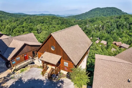 Winter Specials, Honeymoon Cabin with View, Hot Tub, Close to Dollywood