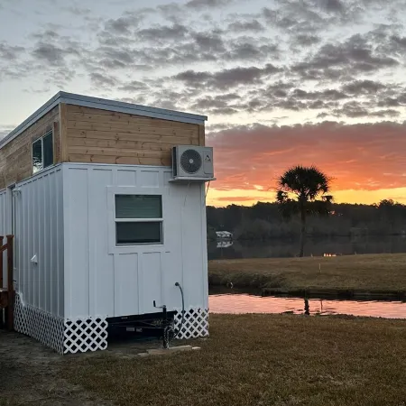 Lake Life Tiny House located on top of the water - Pool - 3 Kayaks - Beautiful!