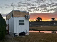 Lake Life Tiny House located on top of the water - Pool - 3 Kayaks - Beautiful!