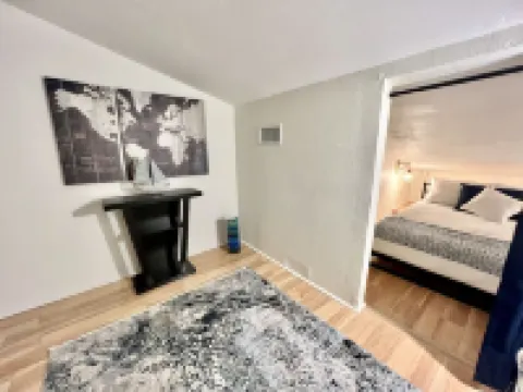 2Br Getaway-  2 Min. Walk to Lake Livingston and Marina
