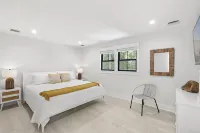 Completely Redone Private Modern Beauty-5 minutes to Dune Road Beaches
