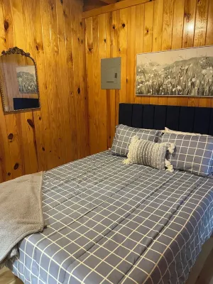 Cozy cabin with 1 bedroom and WiFi, AC in beautiful Brewton, Alabama
