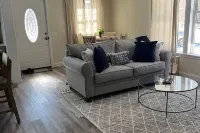 Cozy 4-bedroom house with AC and WiFi in Centereach, New York. Hotel a Centereach