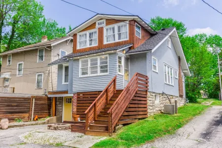 Spacious 3 bedroom home near KUMED and Westport in Kansas City