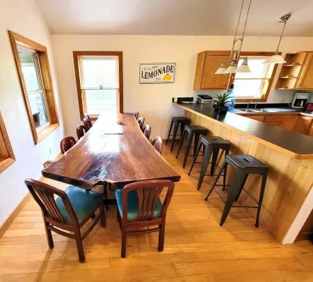 The Salty Seahorse!4x4 beach, private dock, hot tub, pool, Horses. Pet-Friendly