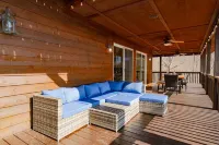 Spacious 5 BR Cabin Stunning Mountain View w HOT TUB