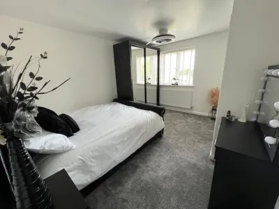 Luxury Birmingham 4 bedroom family home with hot tub, games room and parking Hotels in 