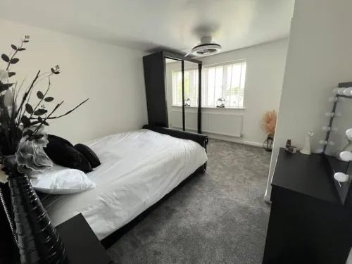 Luxury Birmingham 4 bedroom family home with hot tub, games room and parking