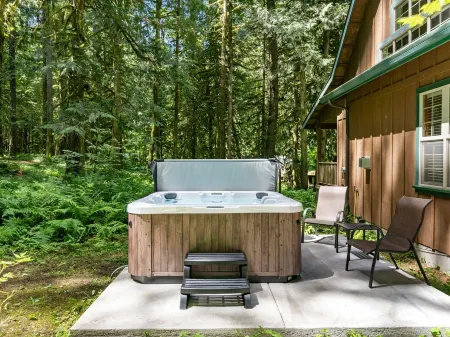 Cozy Cascade Cabin. Relaxing Hot Tub, Secluded, Spacious and Creek Nearby