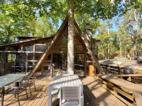 Innsbrook Falls Hideaway - Roomy lakefront Chalet w/ spacious deck & firepit Hotels in Innsbrook