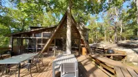 Innsbrook Falls Hideaway - Roomy lakefront Chalet w/ spacious deck & firepit