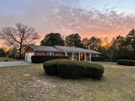 Private 3 Bed, 2 Bath Home on 1 Acre with a Fireplace Отели в г. Кантонмент