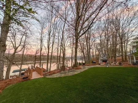 Old Hickory Hideaway Lakehouse in Lebanon, TN