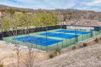 Perfect Family friendly Branson Getaway! Pool, Golf, awesome amenities!