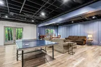 Mountain Cabin with fire-pit, game room and fireplace & hot tub! 4BR 4 bathroom