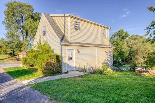 Lakefront, Swim, Fish, Kayak, fire pit, star gazing, pet friendly. All on site!