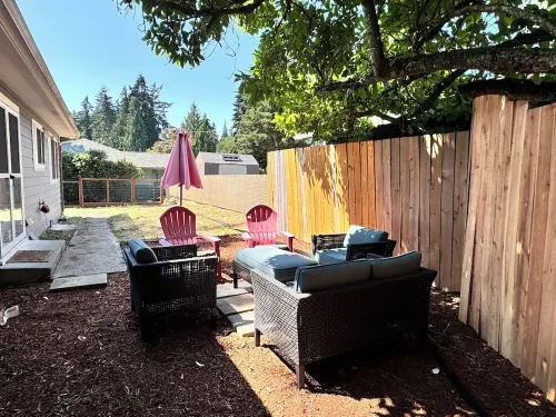 Charming 3-bedroom house with AC and in peaceful city Des Moines near the Marina