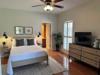 Spacious family home minutes from public boat launch, shopping and hospitals.