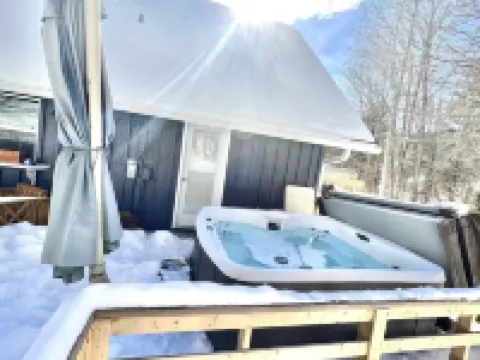 QUINN HOLLOW - Hunter Mountain Ski Cabin, Hot Tub ハンターのホテル