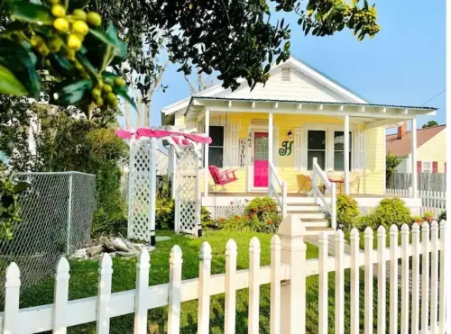 Boaty McBeach House: A Short Walk to Beach, Waterfront Sunsets & Restaurants!