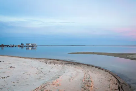 GULF VIEW PLACE - 3 1/2 MINUTE WALK TO EAST BEACH! 1.7 MILES TO CENTER OF TOWN! Отели рядом с достопримечательностью «Шелл»