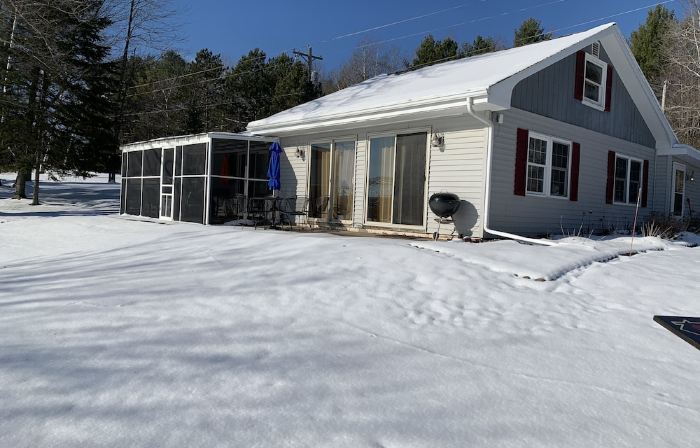 Lakefront cottage w/ convenient access to restaurants, atv and snowmobile trails