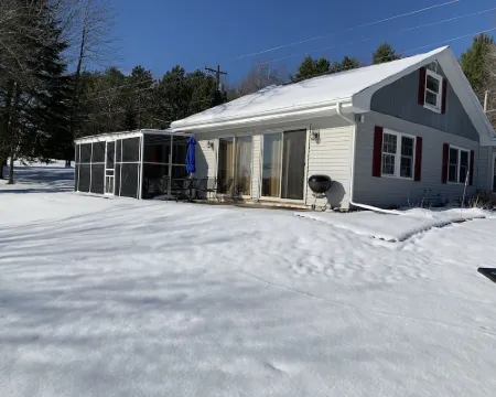 Lakefront cottage w/ convenient access to restaurants, atv and snowmobile trails フィリップスのホテル