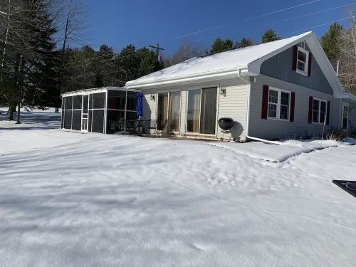 Lakefront cottage w/ convenient access to restaurants, atv and snowmobile trails