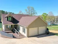 Pristine lake house offering watersports, gameroom favorites, and stunning view Hotels in Clines