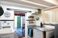 Entire Harbourside Lodge and Courtyard, just a few feet from Mevagissey Harbour