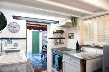 Entire Harbourside Lodge and Courtyard, just a few feet from Mevagissey Harbour