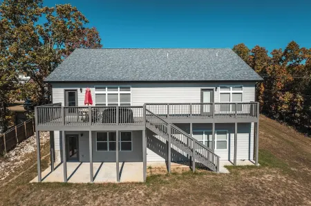 Spacious 4-bedroom house in prime Saint Robert location with modern amenities Отели рядом с достопримечательностью «Uranus Fudge Factory And General Store»