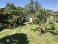 Holiday home with heated swimming pool, new bedding, in a calm area Hôtels à proximité de : Croisières Alizé